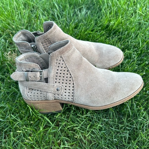 Vince Camuto Women's ankle booties. Size 7. - Picture 3 of 4